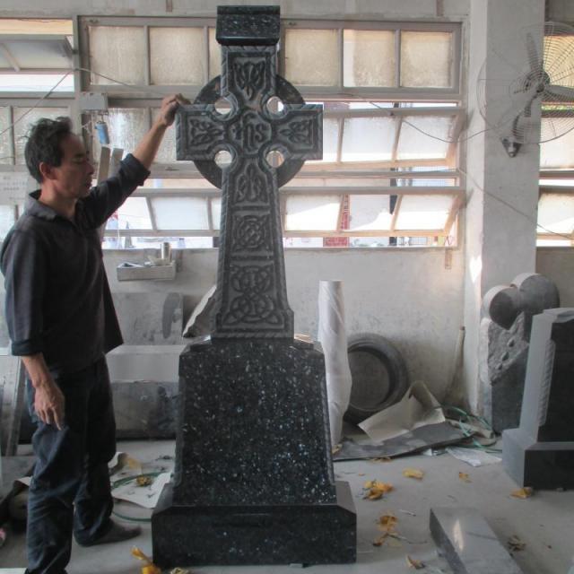 LINSTONE English Monument